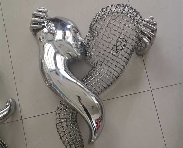 工廠(chǎng)現(xiàn)貨新型鏤空人物擁抱不銹鋼雕塑