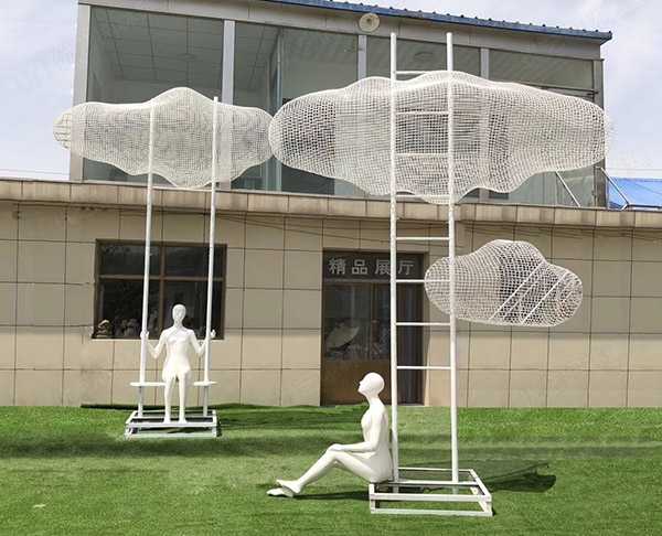 工廠(chǎng)現(xiàn)貨鏤空云朵不銹鋼云梯雕塑