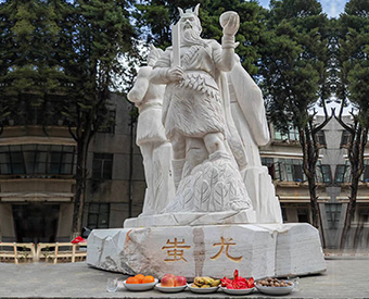 云南石雕黃帝、炎帝、蚩尤雕塑安裝效果展示