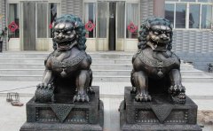 銅獅子雕塑應(yīng)該怎樣擺放？